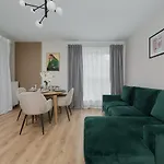 Beautiful 3-bedroom Gwiazdzista 18 By Renters Apartment *