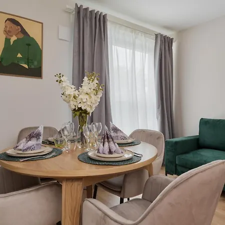 Apartment Beautiful 3-bedroom Gwiazdzista 18 By Renters Breslau