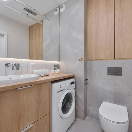 Beautiful 3-bedroom Gwiazdzista 18 By Renters Breslau